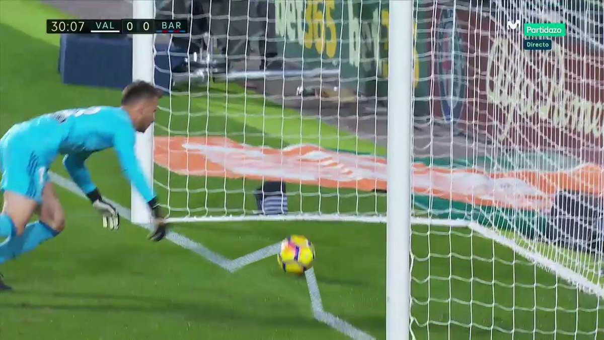 LaTdT's tweet photo. FOTOS. ‘Memes’ a les xarxes fent broma sobre el gol no xiulat al Barça. https://t.co/QHBfPyJZ6q