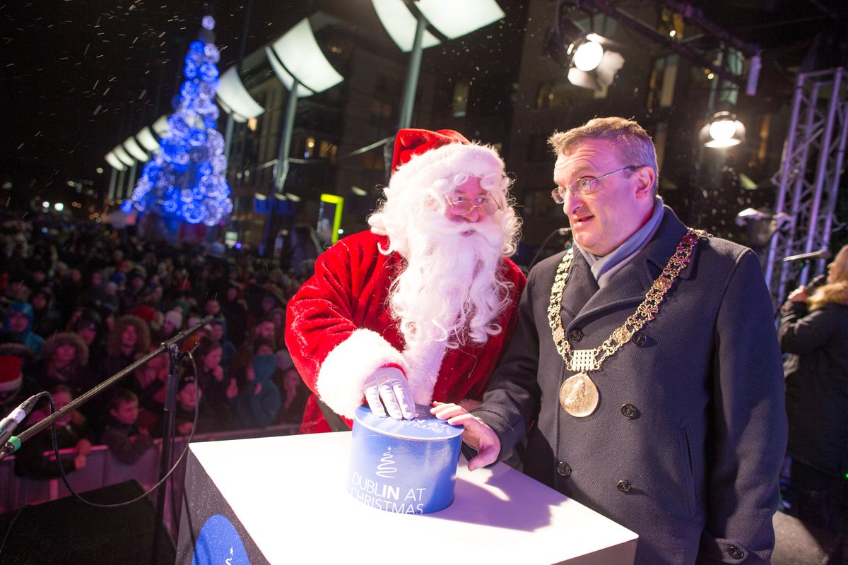 With Santa Claus at turning on of Christmas tree <a href="/SmithfieldSq/">Smithfield Square</a> .   Thanks all who attended &amp; those who worked on event. #SmithfieldLights