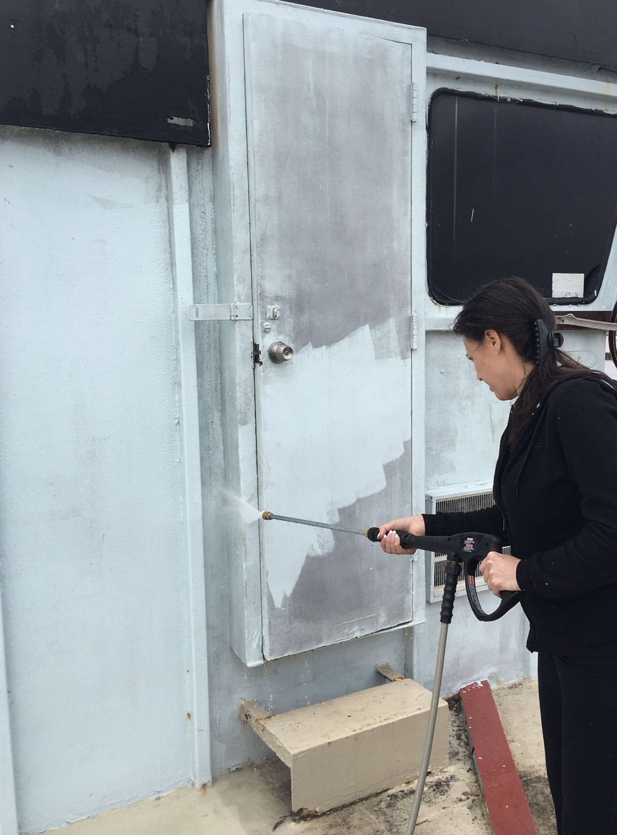 FathomThisFerry's tweet photo. Feb. 2017: light blue?  who knew!  #powerwashreveal #dirtygirl https://t.co/oaaROx3rrp