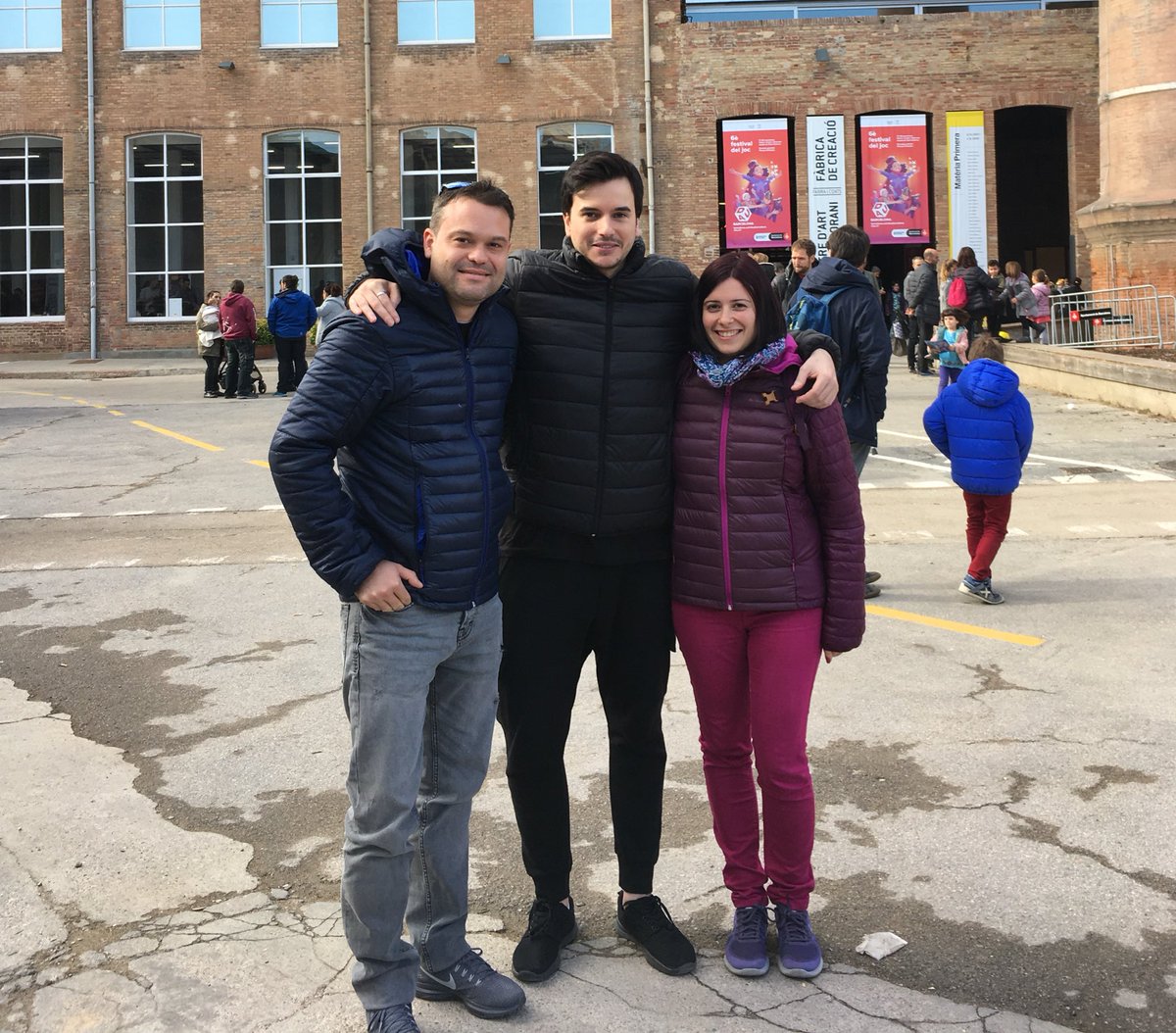 xudy7's tweet photo. Por fin @mike131ros y yo conocemos a Sergio de @APJUEGOS . Un placer haberte conocido en #Dau2017 y compartir un rato hablando contigo. Hasta la próxima! #lilaforever💜 https://t.co/qb08LaVZvv
