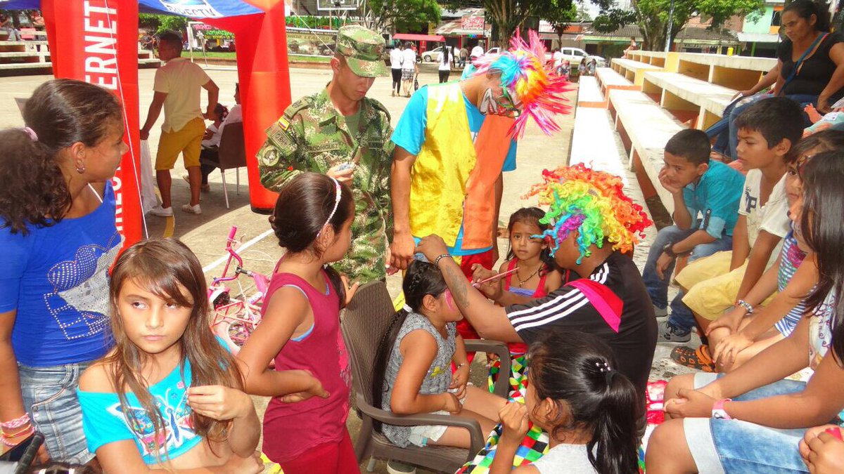 Ejercito_Div6's tweet photo. En la Dorada #SanMiguel 160 niños disfrutan a esta hora del entretenimiento brindado por héroes del #BAEEV9 de @COL_EJERCITO y el acompañamiento del @SENAComunica quienes se unieron para llevar alegria a niños del bajo #Putumayo #BAAID6 #FeEnColombia https://t.co/QsGP1iQUDX
