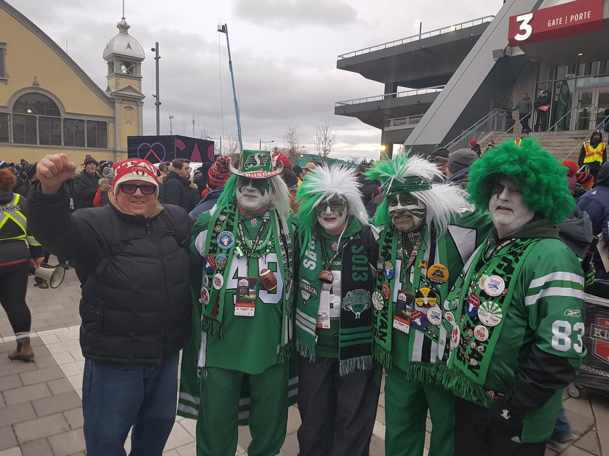 ICIGCharbonneau's tweet photo. Les amateurs de football envahissent le parc Lansdowne #CoupeGrey @iciottgat https://t.co/HrLaDNMCqD