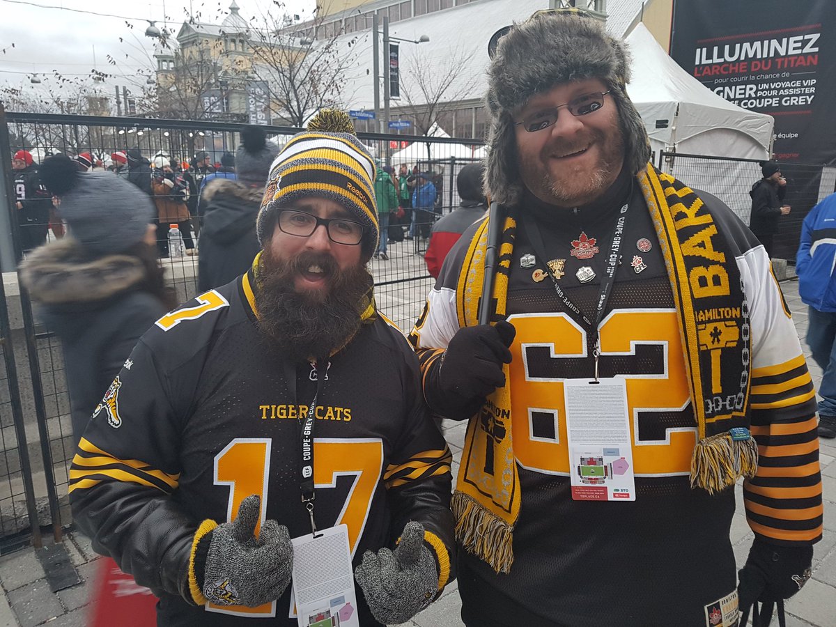ICIGCharbonneau's tweet photo. Les amateurs de football envahissent le parc Lansdowne #CoupeGrey @iciottgat https://t.co/HrLaDNMCqD