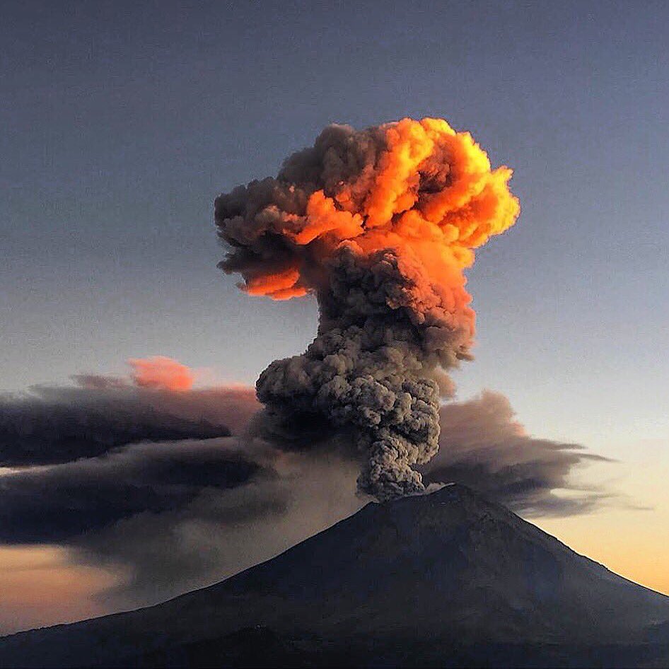 FerCanalesF's tweet photo. Excelente fotografía tomada ayer por @israel_breton del @Popocatepetl_MX. 🌋 https://t.co/D2Mm0vitHZ