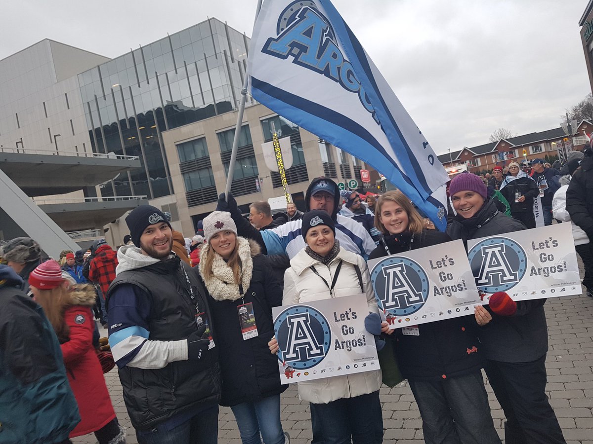 ICIGCharbonneau's tweet photo. Les amateurs de football envahissent le parc Lansdowne #CoupeGrey @iciottgat https://t.co/HrLaDNMCqD