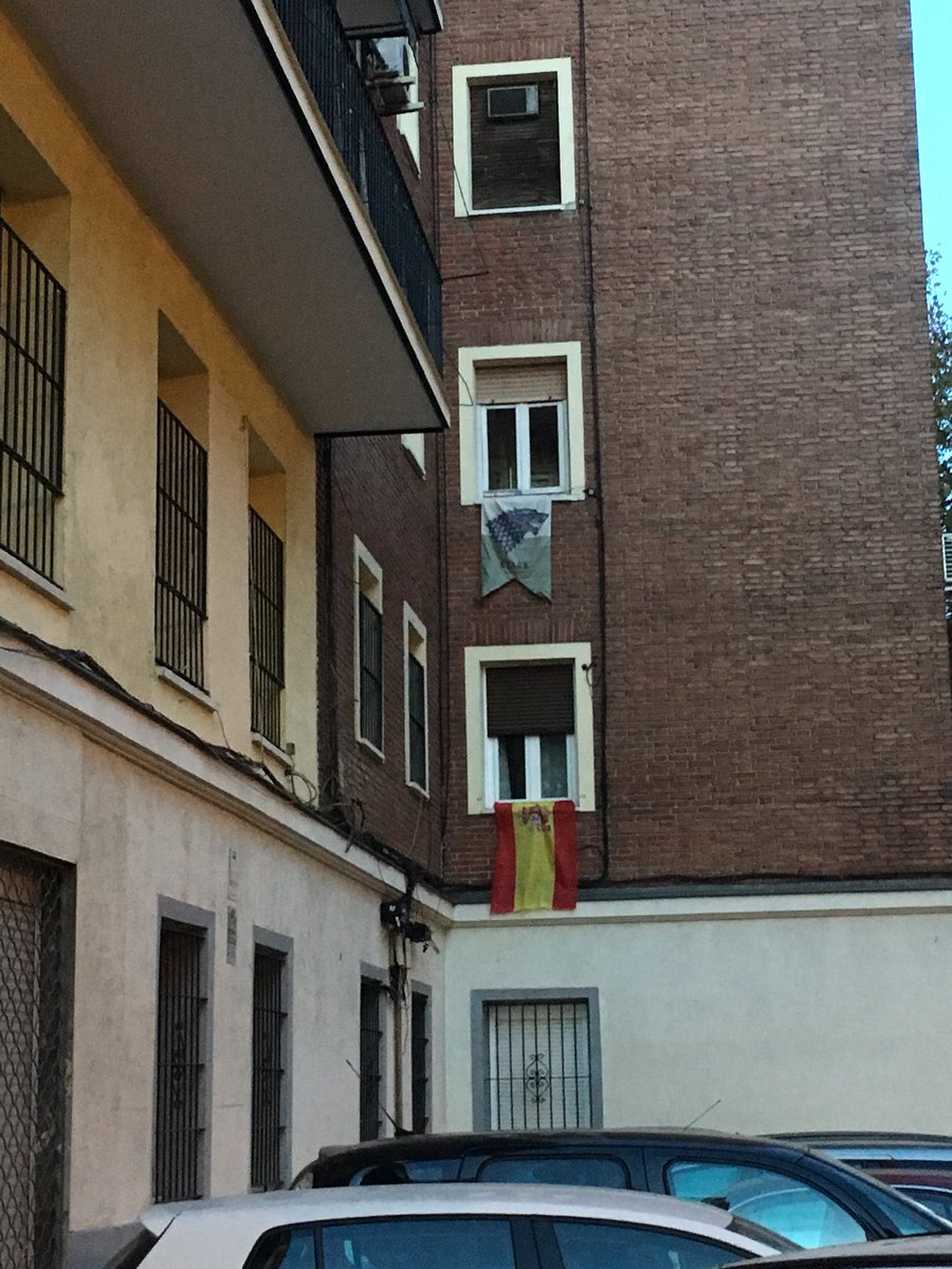 mabarroso's tweet photo. Si tus vecinos de enfrente sacan la bandera de España y de la casa Stark, sacas la de los Targarían y en paz https://t.co/6qXDlAFenJ