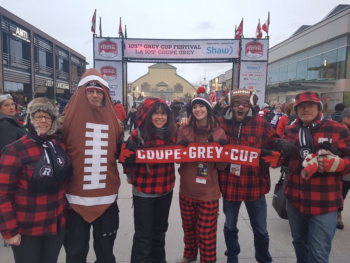 ICIGCharbonneau's tweet photo. Les partisans du Rouge et Noir sont aussi présent au parc Lansdowne #CoupeGrey @iciottgat https://t.co/37GWiNfgMg