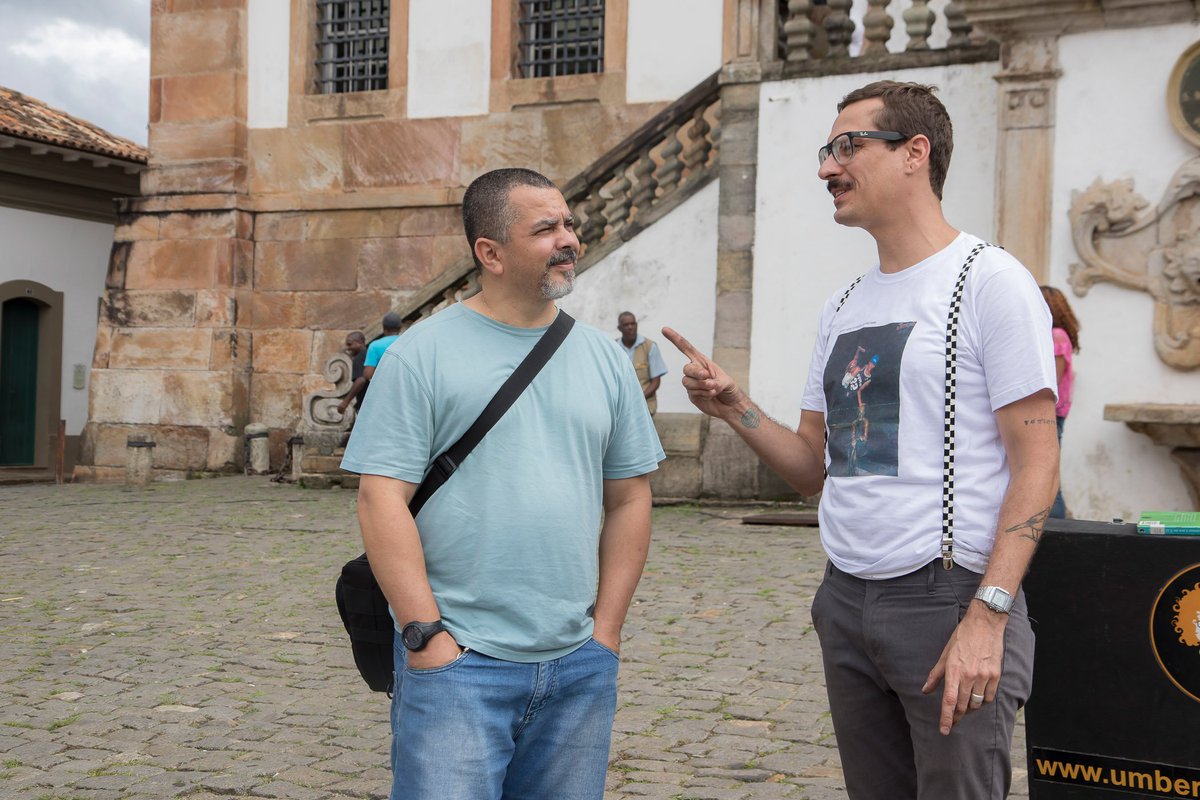 forumdasletras's tweet photo. O BONDE DO DRUMMOND ENCANTOU OURO PRETO! A intervenção urbana, proposta pelo nosso parceiro cultural Sesc, chamou a atenção de todos na Praça Tiradentes. Obrigada Casinha Cultural pela série de leituras contemporâneas a partir da obra de Carlos Drummond de Andrade. 🚌📢👓 📷 https://t.co/0lkjVQnWI3