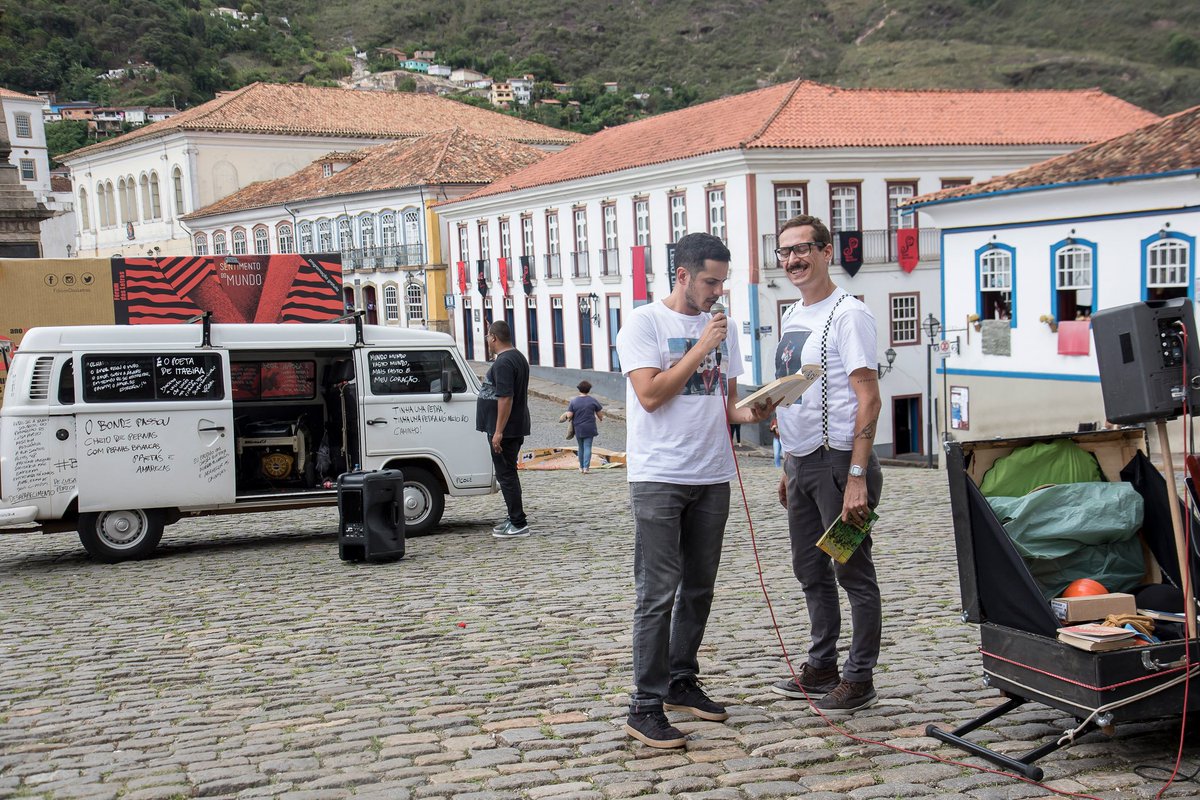 forumdasletras's tweet photo. O BONDE DO DRUMMOND ENCANTOU OURO PRETO! A intervenção urbana, proposta pelo nosso parceiro cultural Sesc, chamou a atenção de todos na Praça Tiradentes. Obrigada Casinha Cultural pela série de leituras contemporâneas a partir da obra de Carlos Drummond de Andrade. 🚌📢👓 📷 https://t.co/0lkjVQnWI3