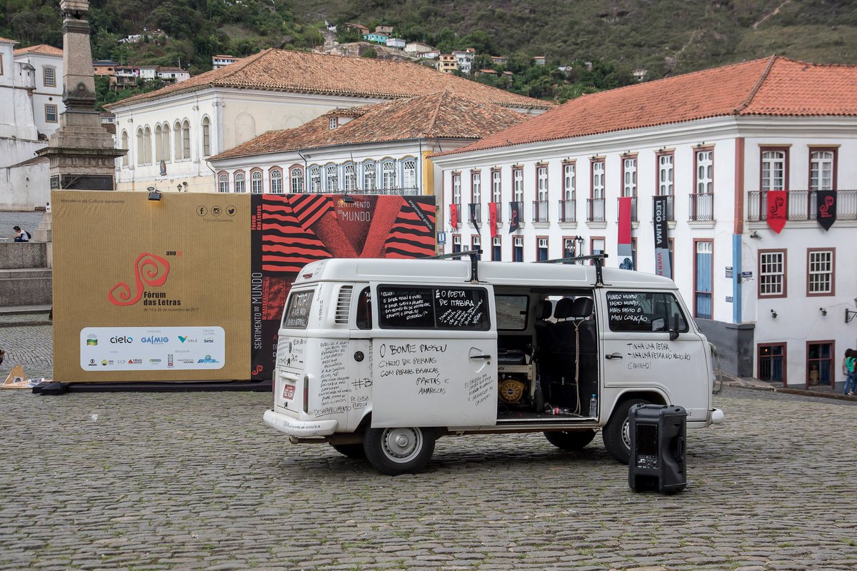 forumdasletras's tweet photo. O BONDE DO DRUMMOND ENCANTOU OURO PRETO! A intervenção urbana, proposta pelo nosso parceiro cultural Sesc, chamou a atenção de todos na Praça Tiradentes. Obrigada Casinha Cultural pela série de leituras contemporâneas a partir da obra de Carlos Drummond de Andrade. 🚌📢👓 📷 https://t.co/0lkjVQnWI3