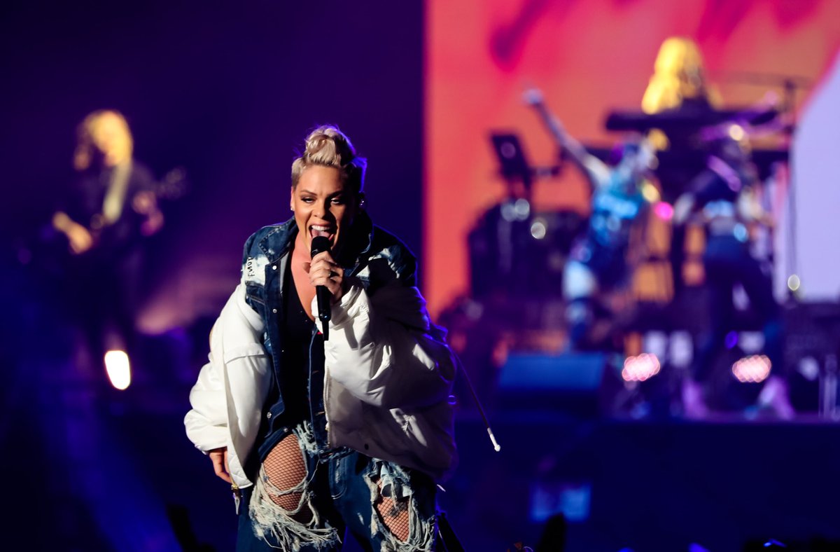 KTCityTimes's tweet photo. Farewell #Yasalam for another year! What a send off with the incredible @Pink. Please come back to the #UAE soon. #PinkAtF1 #pink #AbuDhabiGrandPrix @ymcofficial https://t.co/j7Wg1Djhu0