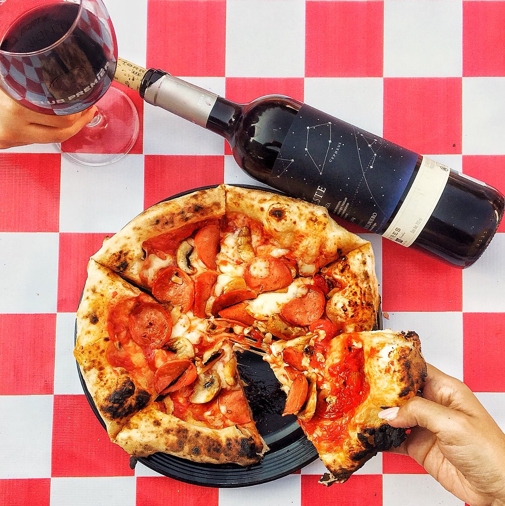 GastronautaDF's tweet photo. @miss_zepzilia @LaVendimiaMex @ConvinoMx Espero que te diviertas mucho!
Mira, por si ocupas, te soplo este maridaje que a mí me gustó mucho: la pizza 🍕 de @CamaraItaliaMx , con una copa 🍷 de Celeste de @bodegastorres.

El vino lo encuentras a espaldas del stand de pizza, en el wine truck! 🚚 https://t.co/fPu0BCdVYw