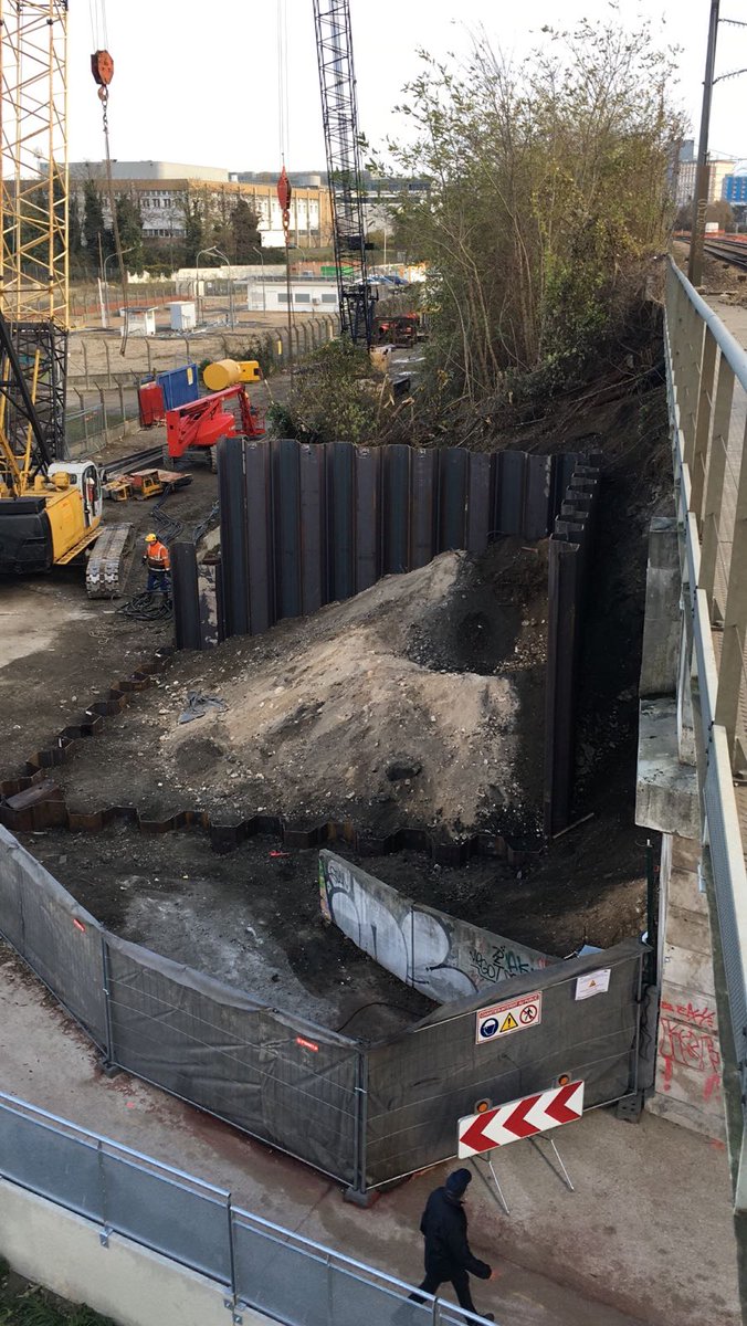 Bravo aux équipes <a href="/itif_travaux/">1Afer2rail</a> pour ce premier Week-End de travaux sur le futur ouvrage à Bezons appelé Saut de Mouton. Les équipes ont réalisés un batardeau de palplanches . #LeReseauAvanceIDF