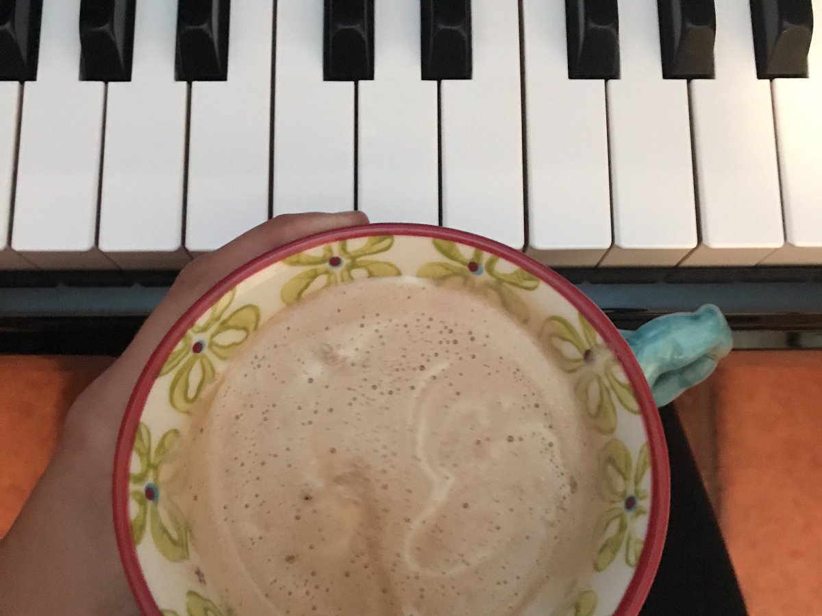joanapiana_'s tweet photo. my dad randomly made me a latte and brought it to me at the piano ❤️ #PracticeDays https://t.co/XWhEFC89A6