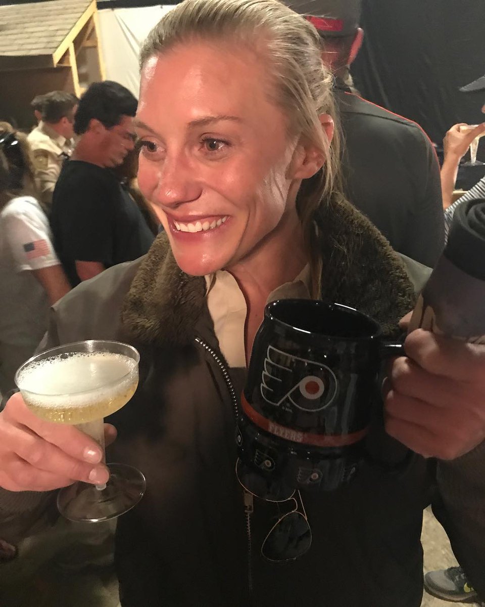 FanKatee's tweet photo. @kateesackhoff #Longmire last day. @netflix #victheterror #bts #champagne #flyers #hockey #protectandserve #filmnewmexico #takemeback @kateesackhoff's instagram https://t.co/cko7sVHhLv