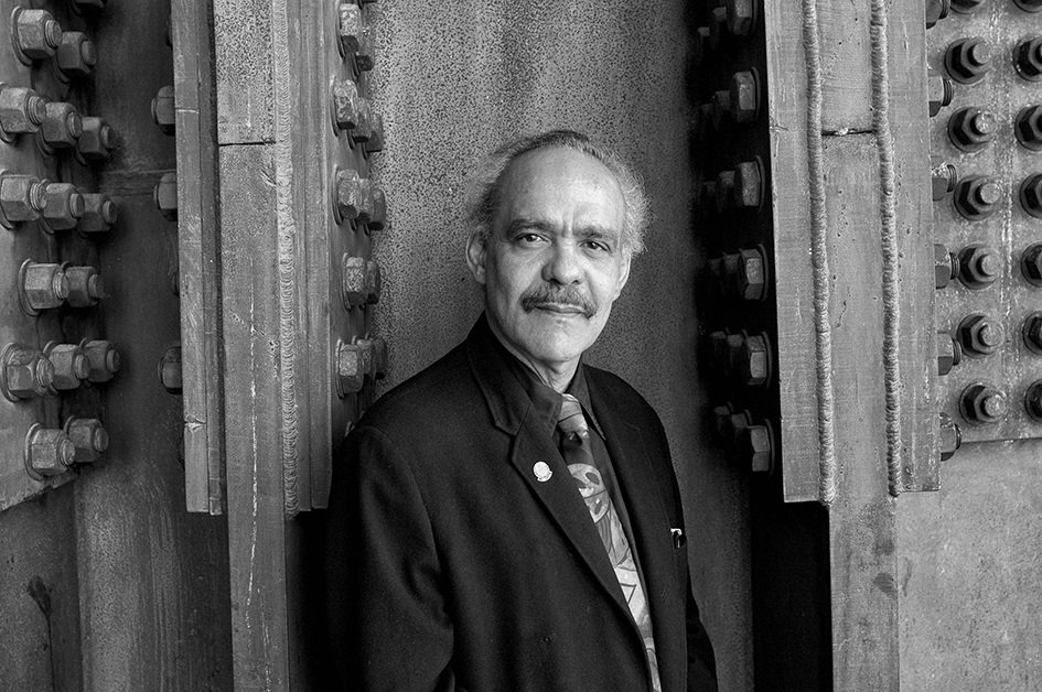 #Ensayo hoy no te pierdas el especial sobre ELEAZAR LEÓN: "La cifra mágica de la experiencia" por Samuel González-Seijas - prólogo a "A la orilla de los días" <a href="/el_estilete/">El Estilete</a> <a href="/lectordepaso/">samuel gonzález-seijas</a> / foto: Vasco Szinetar  goo.gl/3mqnRL