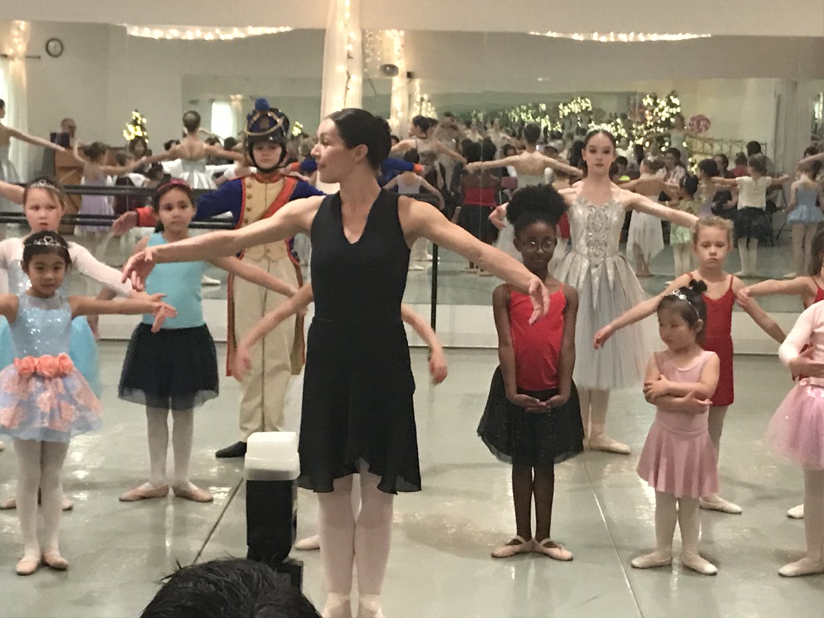ABBalletSchool's tweet photo. Our studio was extra festive this morning: Our drop-in class - #DanceWithTheSugarPlumFairy - featured "Sugar Plum Fairy expert" #AlbertaBalletDancer Nicole Caron! .@albertaballet https://t.co/rPgodhvCnS