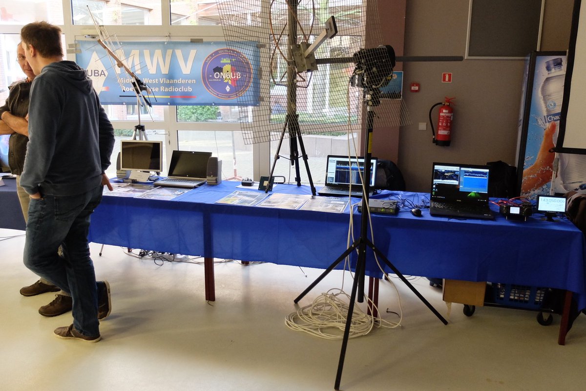 ON4DAK's tweet photo. Demo's geven op #dvdw2017 #hamradio #raspberryPi #vives #roeselare #radioamateursMiddenWestvlaanderen https://t.co/hOrK3EYPek