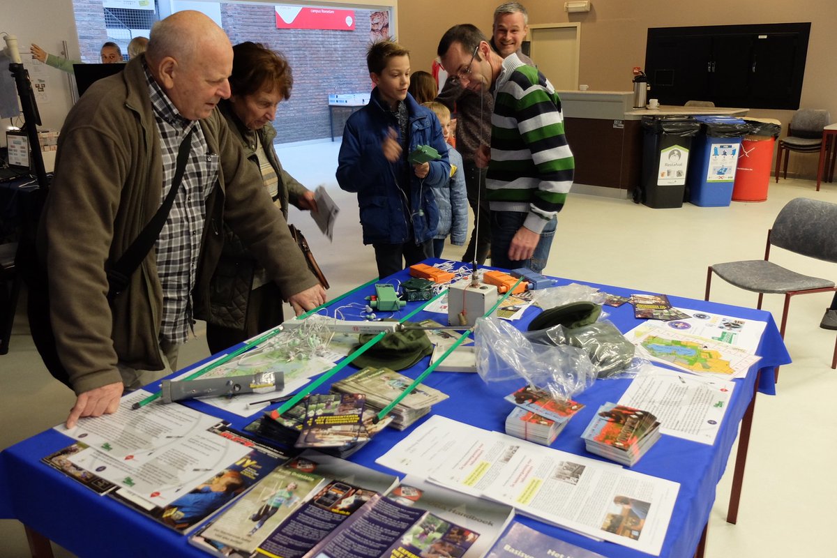 ON4DAK's tweet photo. Demo's geven op #dvdw2017 #hamradio #raspberryPi #vives #roeselare #radioamateursMiddenWestvlaanderen https://t.co/hOrK3EYPek