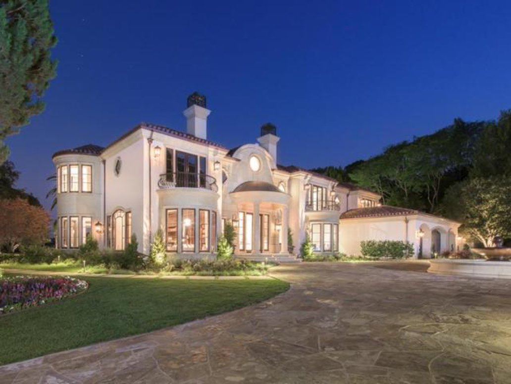 BevHillsBrokers's tweet photo. Amazing…”Living like royalty” just took on a whole new meaning with this #soldsunday listing! | Call us at (310) 499-3785! #BHBA https://t.co/Vys0GZsAUZ