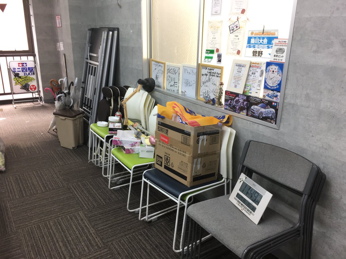 Hideawaygarage's tweet photo. 本日、21時まで叩き売り！もしくはご自由に！やってます！
椅子やテーブル、ライト、いろいろご自由に！ https://t.co/9mvrWVoi0V