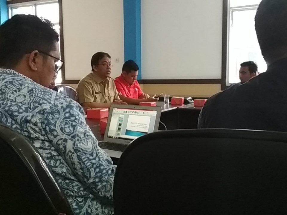 RelawanTIKPdg's tweet photo. FGD tentang anti hoax dan anti narkoba yang diadakan oleh dinas kominfo provinsi Sumatera Barat dengan berbagai organisasi dan elemen serta perwakilan masing-masing perguruan tinggi Cc: @RelawanTIK https://t.co/VxVtohzMIf