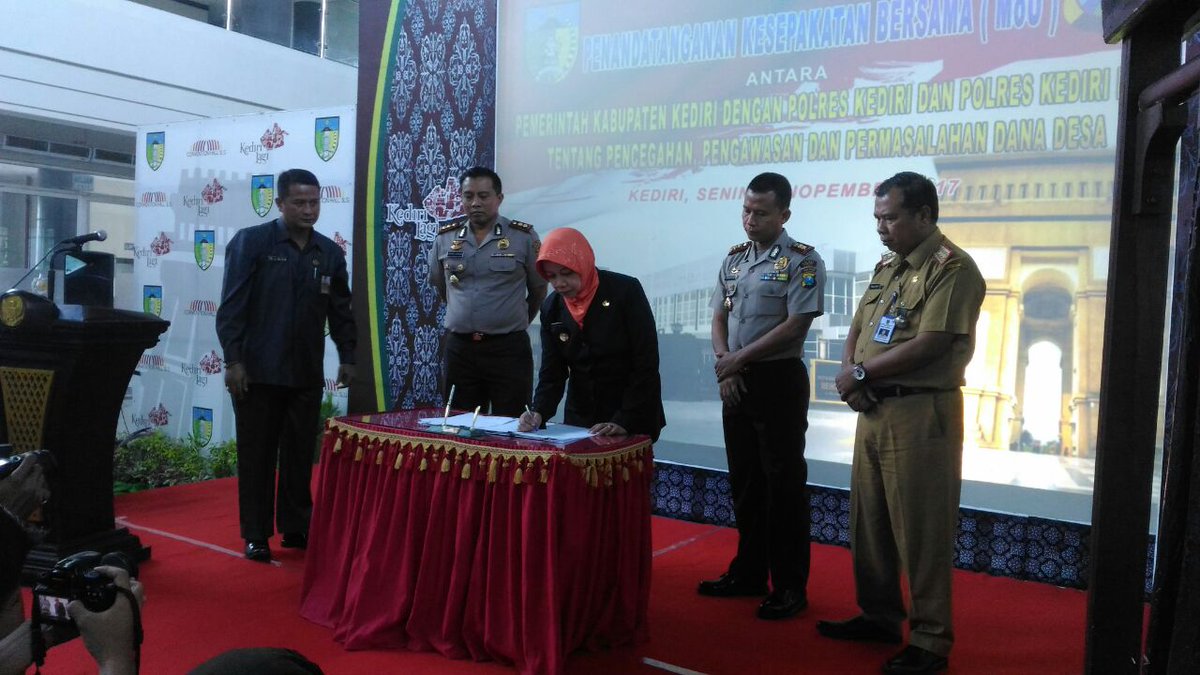 P3MDKediri's tweet photo. MOU Polres, Polresta dan Bupati Kediri dihadiri oleh SKPD, Camat, Kades, LPMD dan Babin Kamtibnas tentang Pencegahan, Pengawasan dan Permasalahan Dana Desa Bertempat di SLG Kediri https://t.co/UePuGnouDq