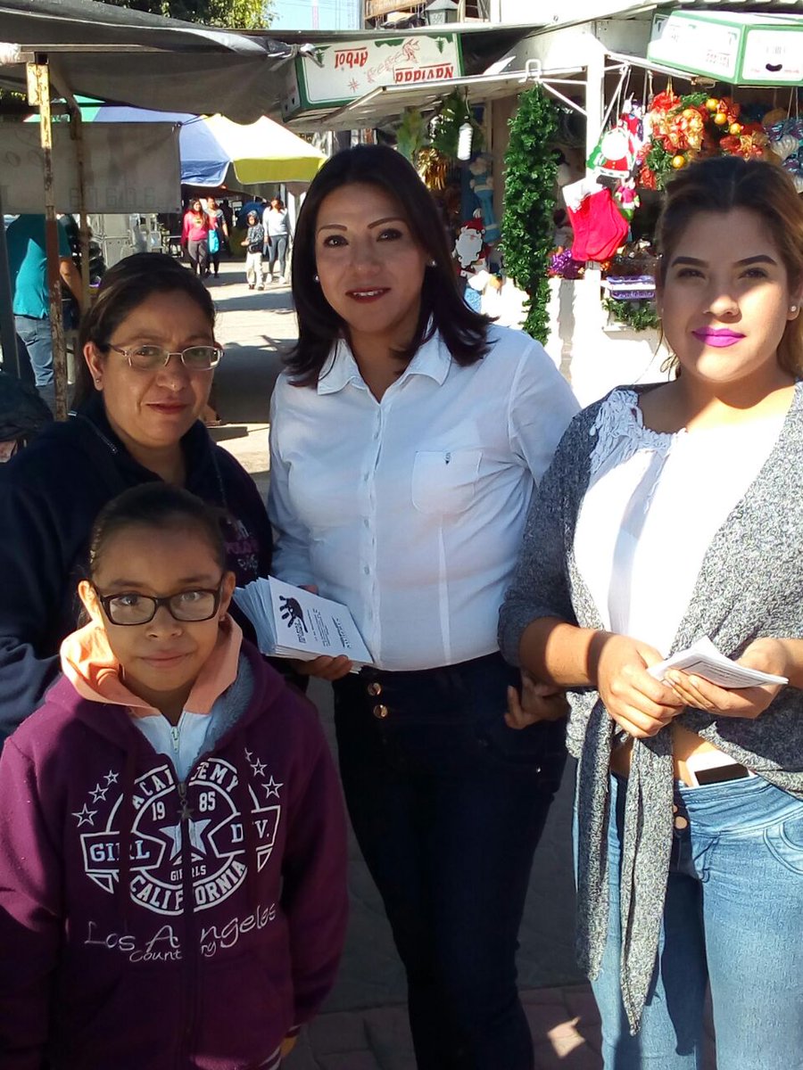padilla_aydee's tweet photo. Entrega de trípticos ! Día internacional a la no violencia https://t.co/UBFCXu5mRd