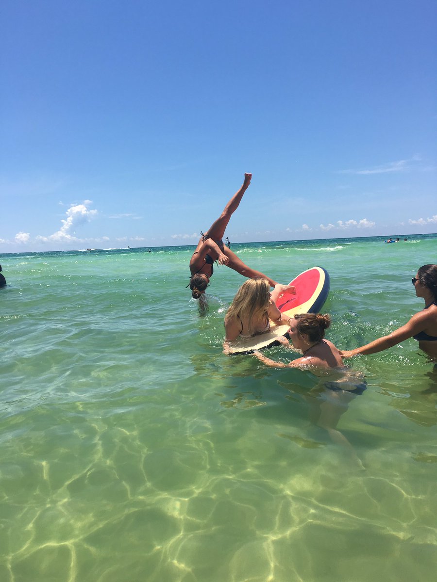 bnicloes's tweet photo. When our fam goes on vacation...😂😂😂 @Caitlynrena @hickscrisey13 @_courtneykayyyy @StreetBrittany https://t.co/67SwxQlzT4