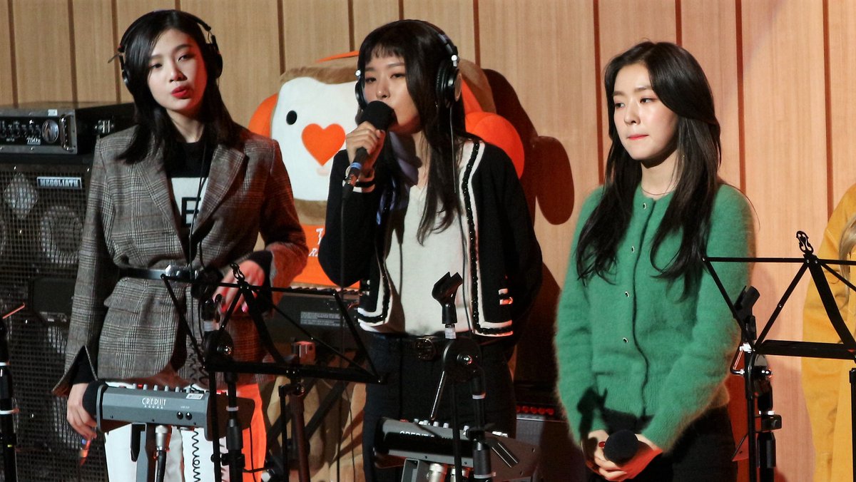 Baejoohyunews's tweet photo. [PHOTO] 171123 #REDVELVET #레드벨벳 SBS 'Cultwo Show' https://t.co/XZ4BPH1VrF