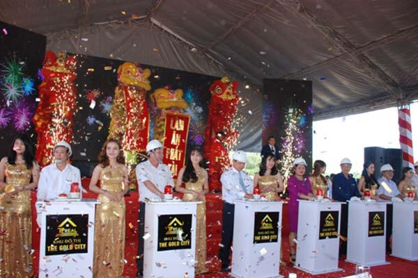 linhnguyenb1's tweet photo. LỄ KHỞI CÔNG KHU ĐÔ THỊ THE GOLD CITY
#nhabat #chothuenhabat #chothuenhabatkhonggian #bannhabat #thuenhabat #nhabatkhonggian #sanxuatnhabat #baogianhabat #giathuenhabat #sukiennghiaphat #lekhoicong #khudothi #thegoldcity https://t.co/mRYe85s9E5 https://t.co/hw2sVvXNCa