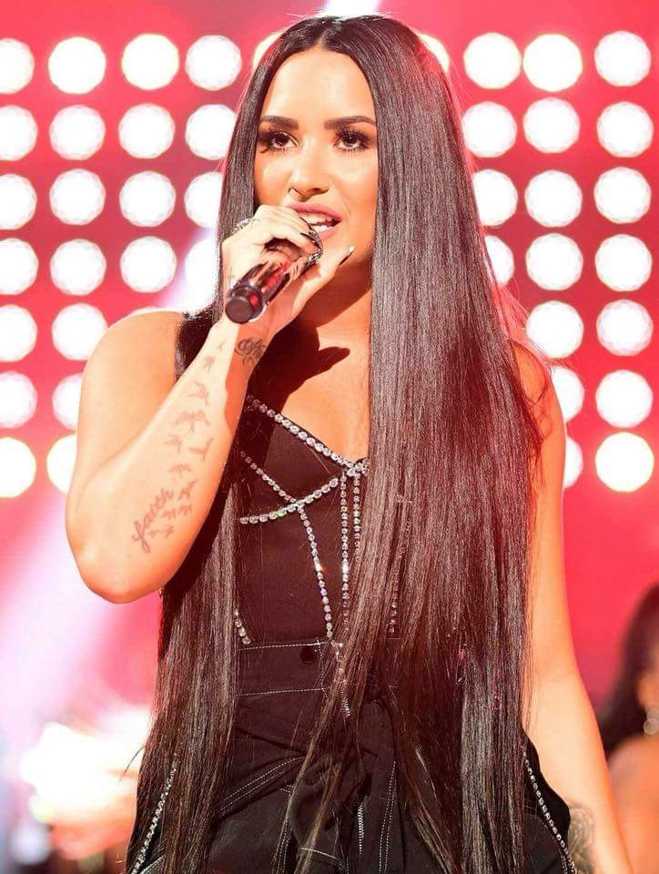 JLovatic20's tweet photo. #DEMIxAMAs #DemiLovato #Lovatics #MissUniverso https://t.co/sCFA3OWiF6