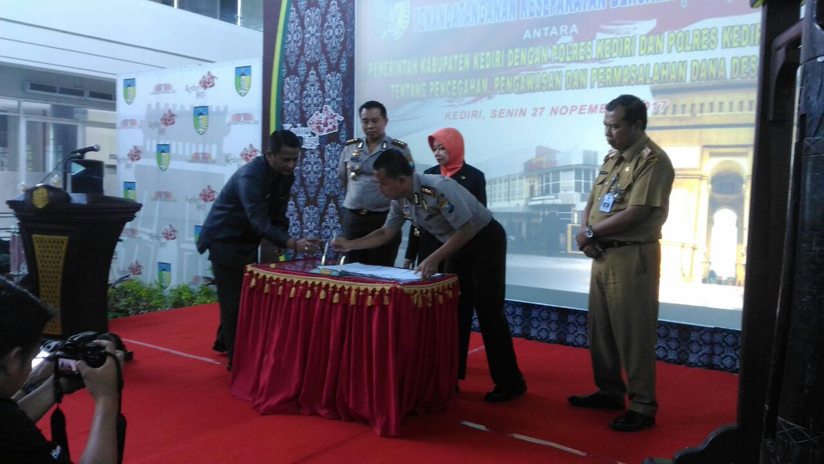 P3MDKediri's tweet photo. MOU Polres, Polresta dan Bupati Kediri dihadiri oleh SKPD, Camat, Kades, LPMD dan Babin Kamtibnas tentang pencegahan, pengawasan dan Permasalahan Dana Desa bertempat di SLG Kediri 

@jokowi 
@EkoSandjojo 
@fachrillabalado
@anwsanusi 
@DewantoAndry https://t.co/0Rxi98nPlq