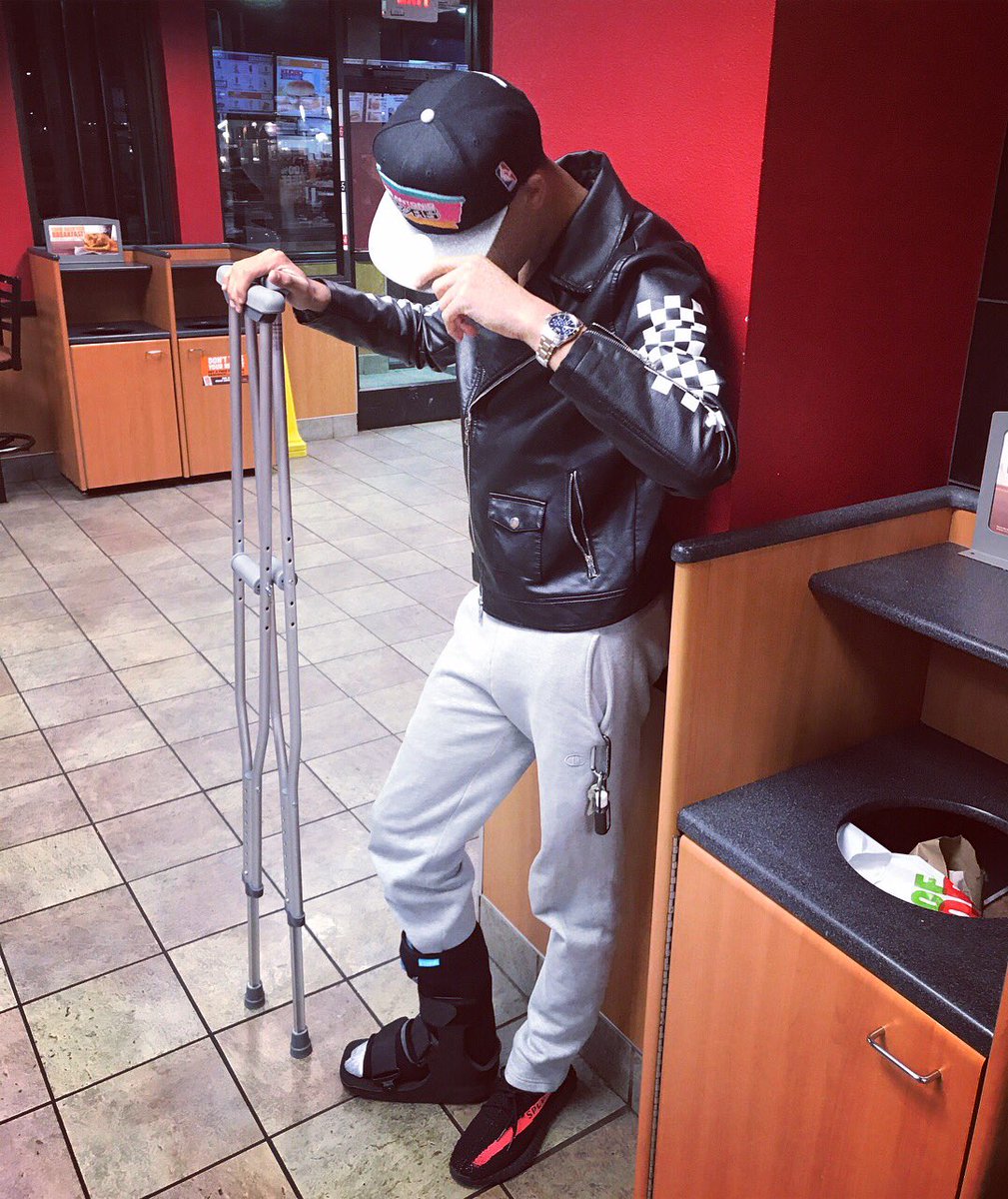 _MookDeniroo's tweet photo. Same ole pimp✨.. Ryan, y’all know ain’t nothing change but the limp🤷🏻♂️ can’t stop ‘til I see my name on a blimp! #MoMoney 💸 #FreeShaud 🤫 https://t.co/O8NpNW7nX9