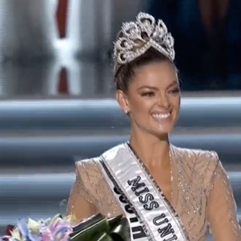 UlrichJvV's tweet photo. YES! Our Demi-Leigh Nel-Peters WON #MissUniverse!!! South Africa is so proud! What a way to start the week. Big congratulations 🇿🇦👑❤ https://t.co/XLL3Yrz1dK