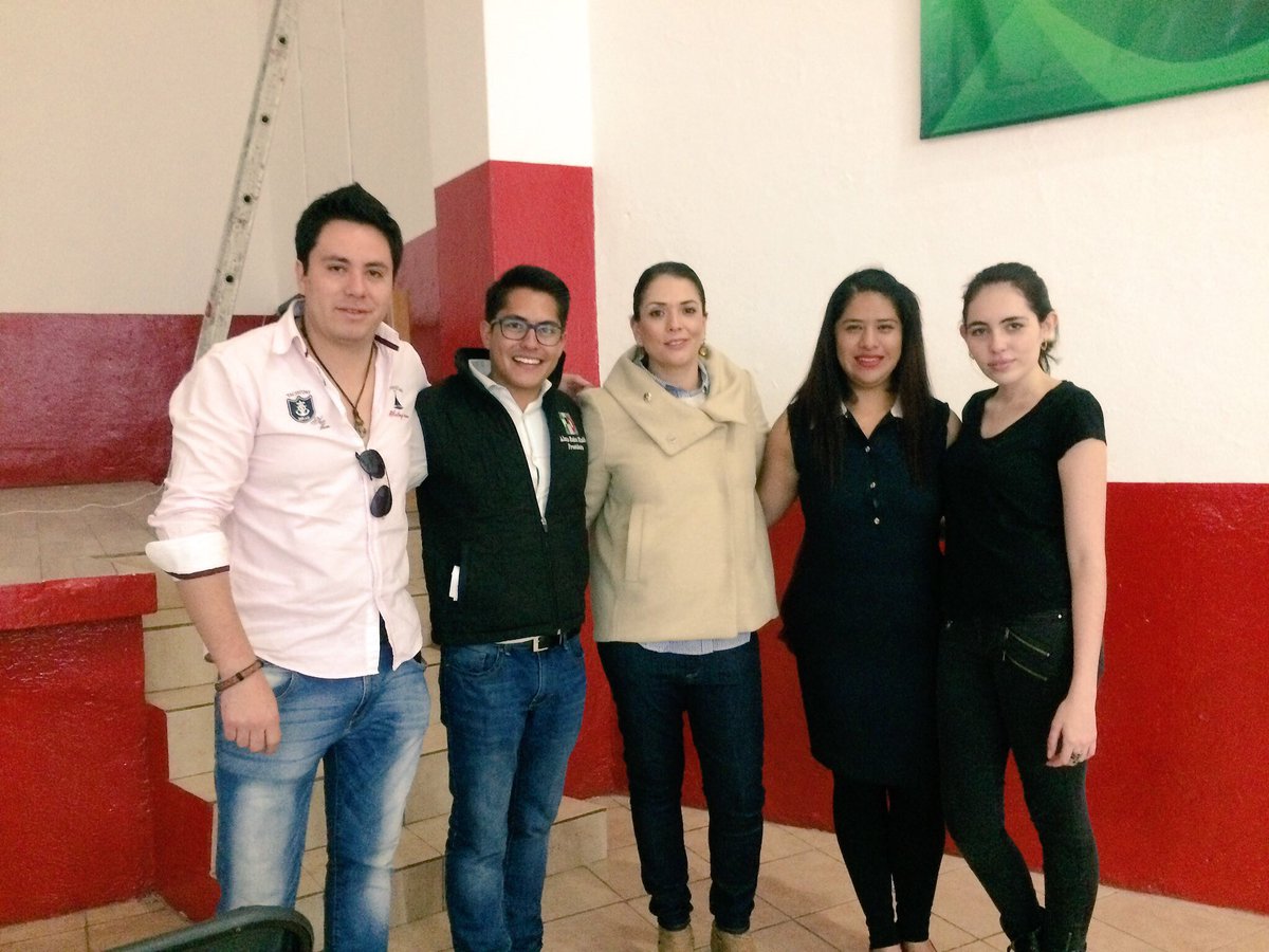 IRHMContreras's tweet photo. Ayer llevamos la segunda sesión del curso "Visión Hacia el 2018". Agradecemos a la Maestra Valentina Lloret por impartir el tema de Participación Ciudadana. https://t.co/BwVN9DV6nz