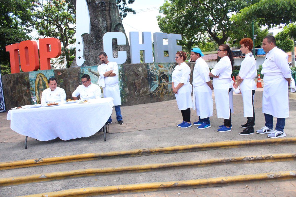 TopChefSV's tweet photo. ¡Los elegidos!
Jairo no se equivocó, y eligió el plato de Guillermo, quien automáticamente se convierte en su ayudante.
Christian, por su parte, pensó que ese plato era de Karina, sin embargo, Víctor lo ayudará en las cocinas de #TopChefSV https://t.co/F5UrcQWiat