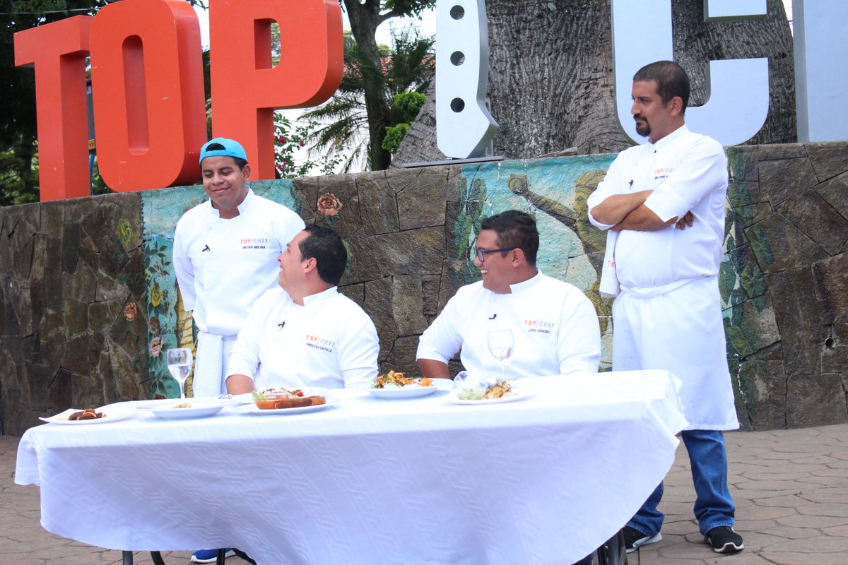 TopChefSV's tweet photo. ¡Los elegidos!
Jairo no se equivocó, y eligió el plato de Guillermo, quien automáticamente se convierte en su ayudante.
Christian, por su parte, pensó que ese plato era de Karina, sin embargo, Víctor lo ayudará en las cocinas de #TopChefSV https://t.co/F5UrcQWiat
