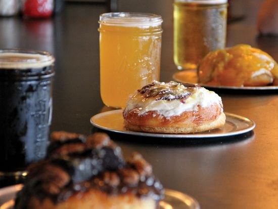 Discovering_Mi's tweet photo. It’s Sunday, soooo everyone should be eating donuts and drinking beer. Go to https://t.co/GamDGdppJP and choose your next beer experience! #DiscoveringMichigan #BeerExperience https://t.co/JSbUd52G1M
