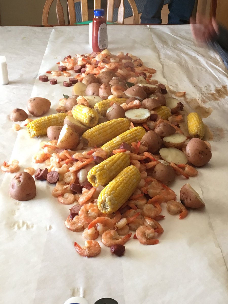Walker88337's tweet photo. Turkey Day #outtatradition #shrimpboil #yummo #lovemyfamily #mountainsbreathefreshair https://t.co/6Vq9Ynw57O