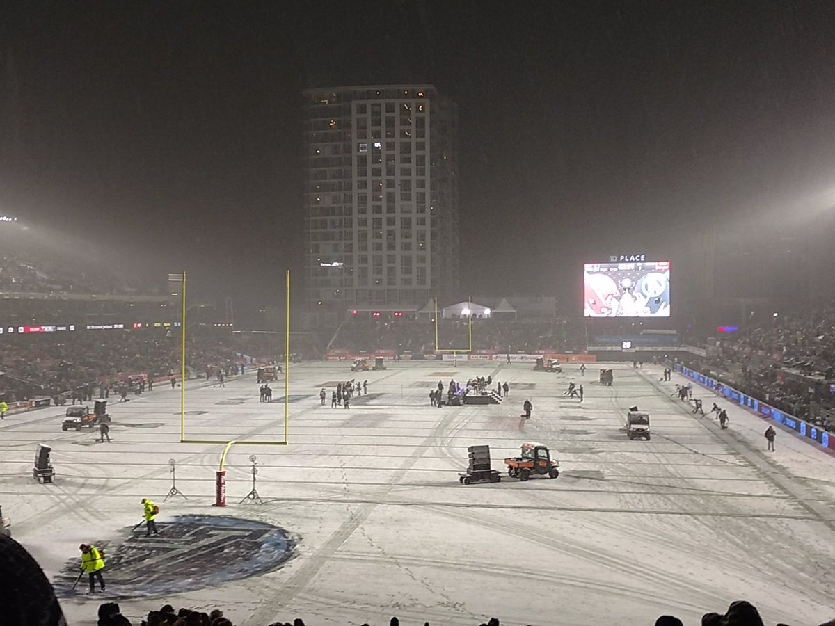 The ground crew is fighting a losing battle at #GreyCup 105. Go Argos!!