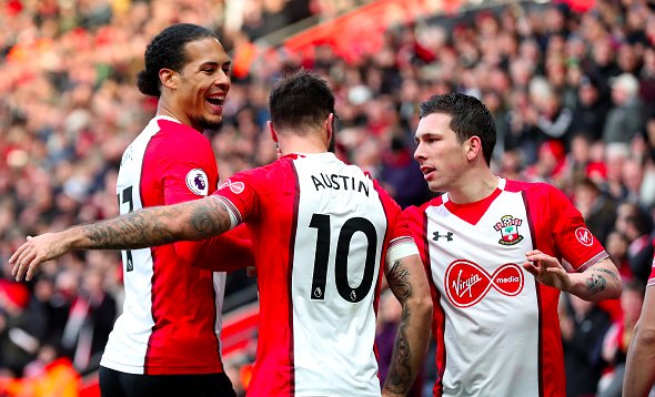 LFCTransferRoom's tweet photo. Virgil Van Dijk celebrates Southampton's goals in their 4-1 win over Everton. #LFC
Look at his face! Loves beating the Ev, @VirgilvDijk. 🔴 https://t.co/sRYi6wgsgB