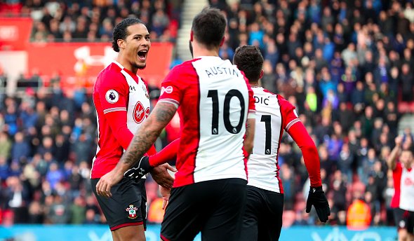 LFCTransferRoom's tweet photo. Virgil Van Dijk celebrates Southampton's goals in their 4-1 win over Everton. #LFC
Look at his face! Loves beating the Ev, @VirgilvDijk. 🔴 https://t.co/sRYi6wgsgB