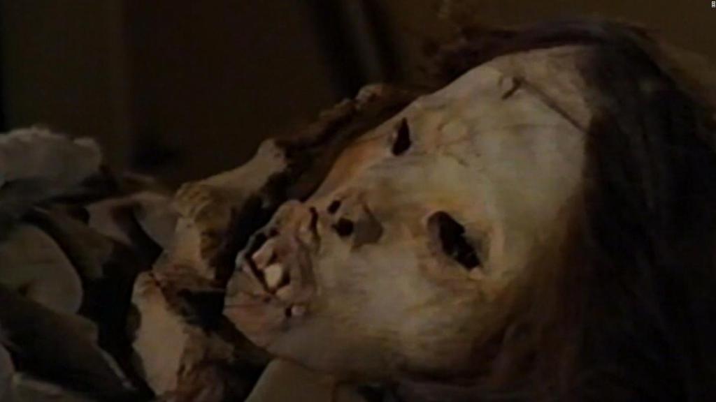 CNNEE's tweet photo. Juanita, la "momia" congelada que reveló los sacrificios incas de mujeres vírgenes, sigue maravillando por su sorprendente estado de conservación

https://t.co/8mbWRpIRtk https://t.co/WabkJtde6I