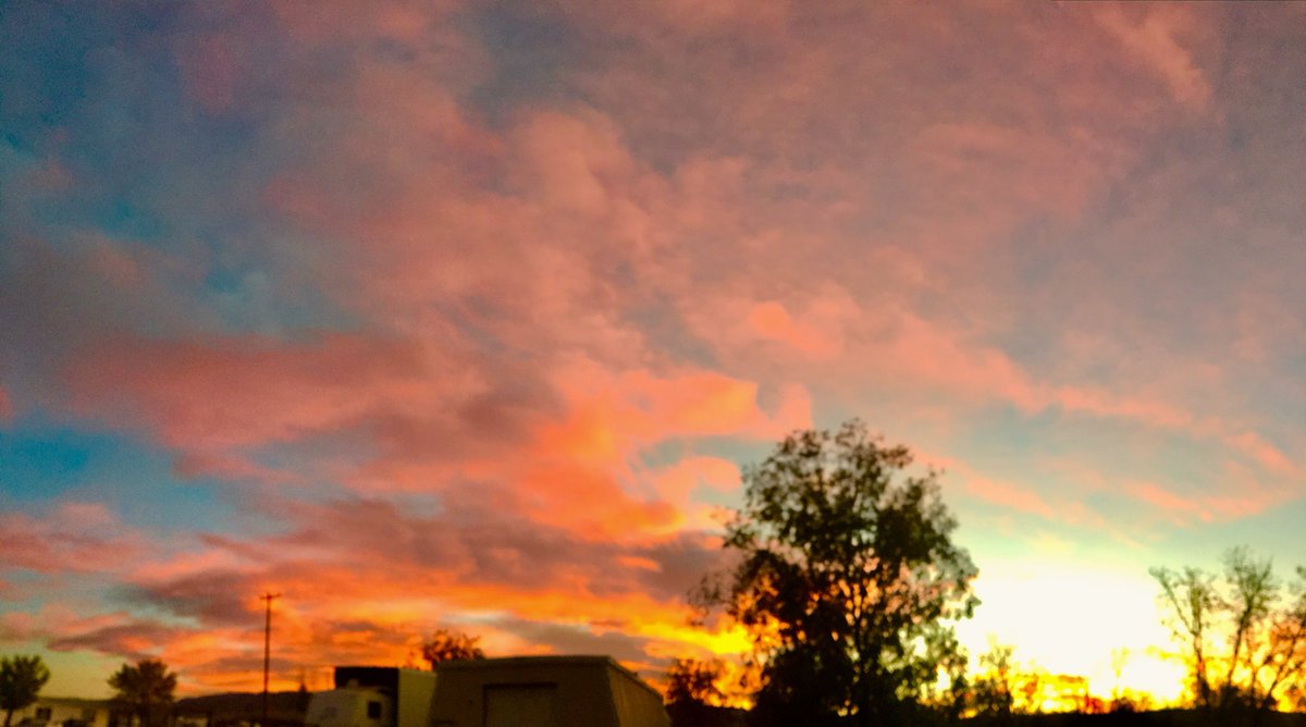 Walker88337's tweet photo. #nofilter #nmsunrise #earlymorningcoffee https://t.co/kiGj8ozCOD