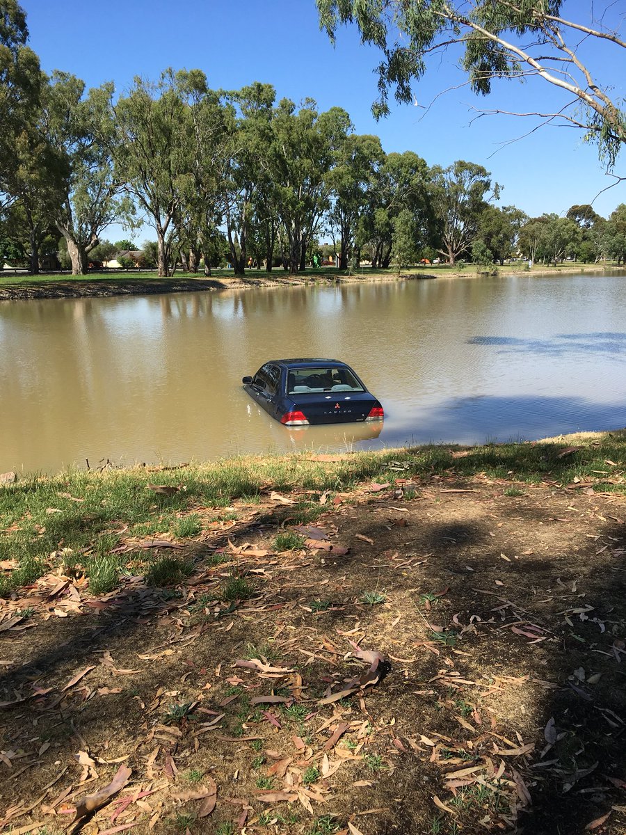 Aussie2Bob's tweet photo. Wow this is an interesting sight for a Monday...
#Mrplyf #oops #howdidthishappen
@sheppartonnews @hitgv @TripleMGV https://t.co/jO2hLr52Wd