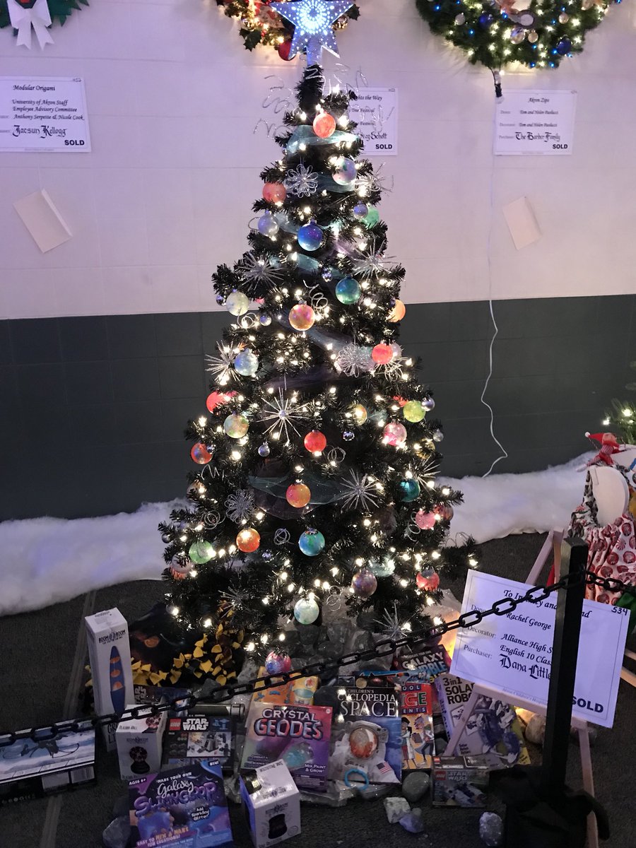 BeYourBestSelf3's tweet photo. Our tree sold! Sophomores you rock for helping out this wonderful organization!!! I’m thankful for all of you this year :) #ReppinthatA #AHS https://t.co/GaJChoyd8A