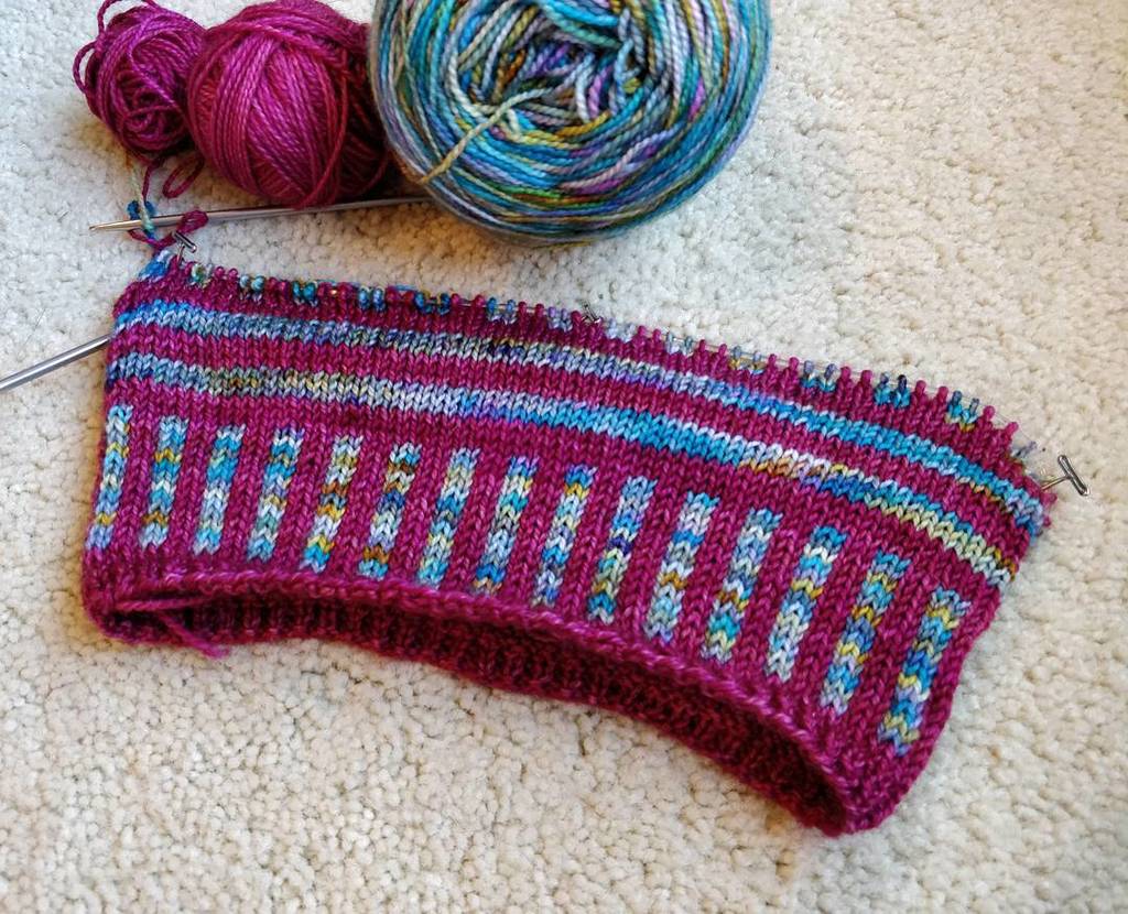JustRunKnit's tweet photo. When I first saw the #lineate hat, I thought to myself "that would be stunning in a solid and variegated". Hypothesis confirmed! I love how the solid catches/traps the 🌈 rainbow! 
I highly recommend this pattern by @bluebeestudio as a beginner colorw… https://t.co/nASn3gGJz7 https://t.co/EpJ0rKMm0T