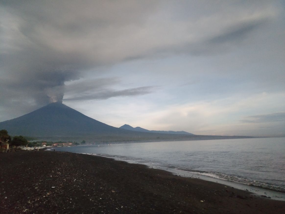 Status Gunung Agung dinaikkan dari Siaga (level 3) menjadi Awas (level 4) terhitung mulai 27/11/2017 pukul 06:00 WITA. PVMBG merekomendasikan agar tidak ada aktivitas masyarakat di dalam radius 8-10 km. Masyarakat dihimbau mengungsi dengan tertib dan tenang. #BaliTetapAman