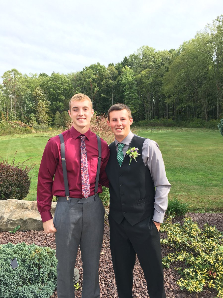 MasonMraz's tweet photo. Less than a month til I get to see this guy��#itsbeenwaytolong @Evanlong1009 https://t.co/ONyWFsUbC6